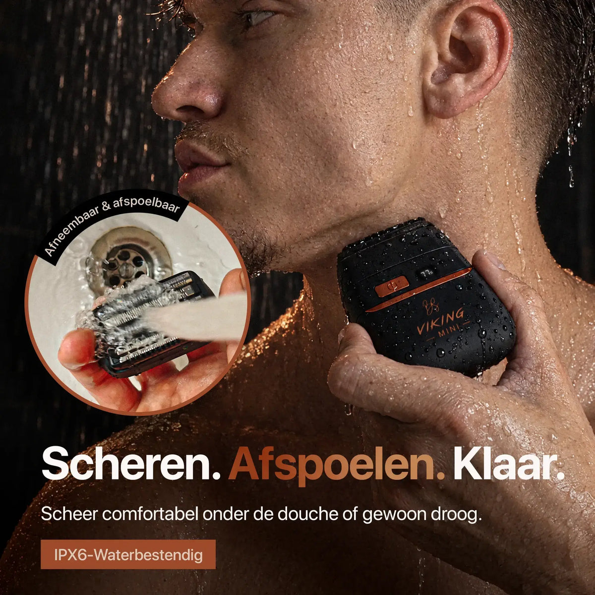 Man scheert zijn kaaklijn onder de douche, scheerkop wordt afgespoeld