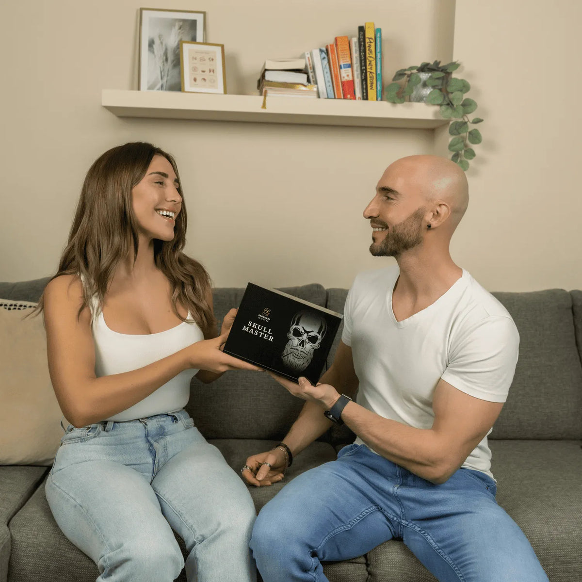 Skull Master Pro cadeauverpakking overhandigd aan man met glad hoofd