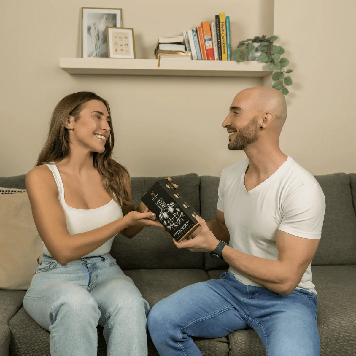 Man ontvangt verzorgingsset voor mannen als cadeau op de bank