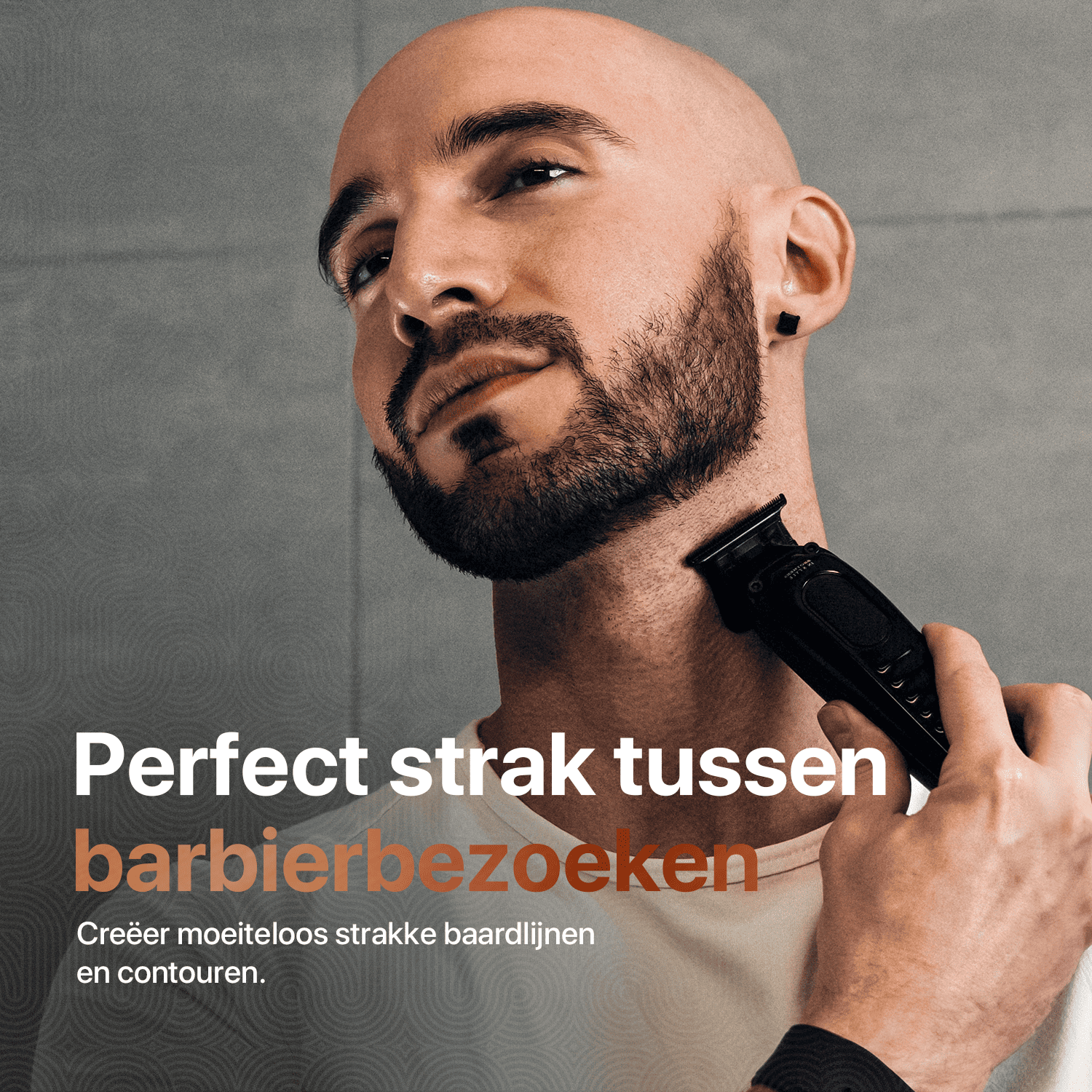 Man trimt zijn baard thuis met een professionele baardtrimmer voor strakke baardlijnen tussen barbierbezoeken.