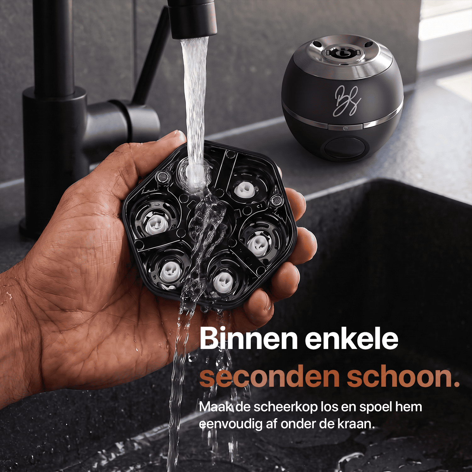 Abnehmbarer Scherkopf des Skull Master wird unter dem Wasserhahn abgespült