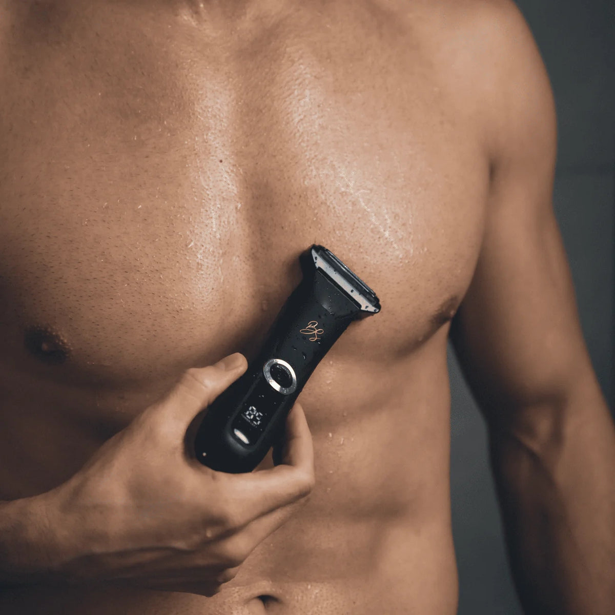 Bodygroomer scheert nat borsthaar glad voor een verzorgde huid