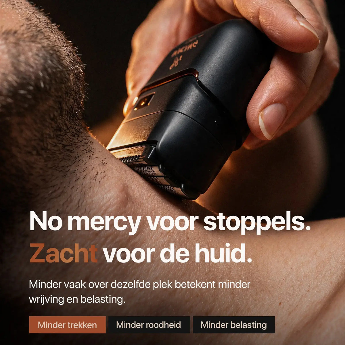 Close-up van de Foil Shaver Mini die de nek glad scheert