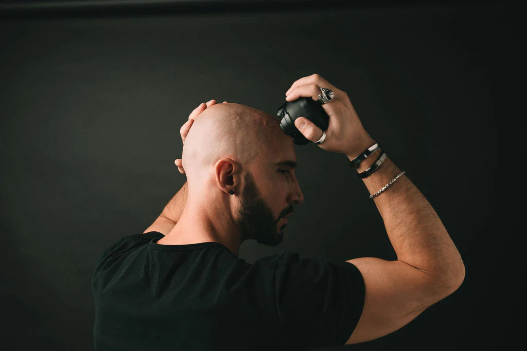 Skull Master scheert het hoofd thuis glad met één hand