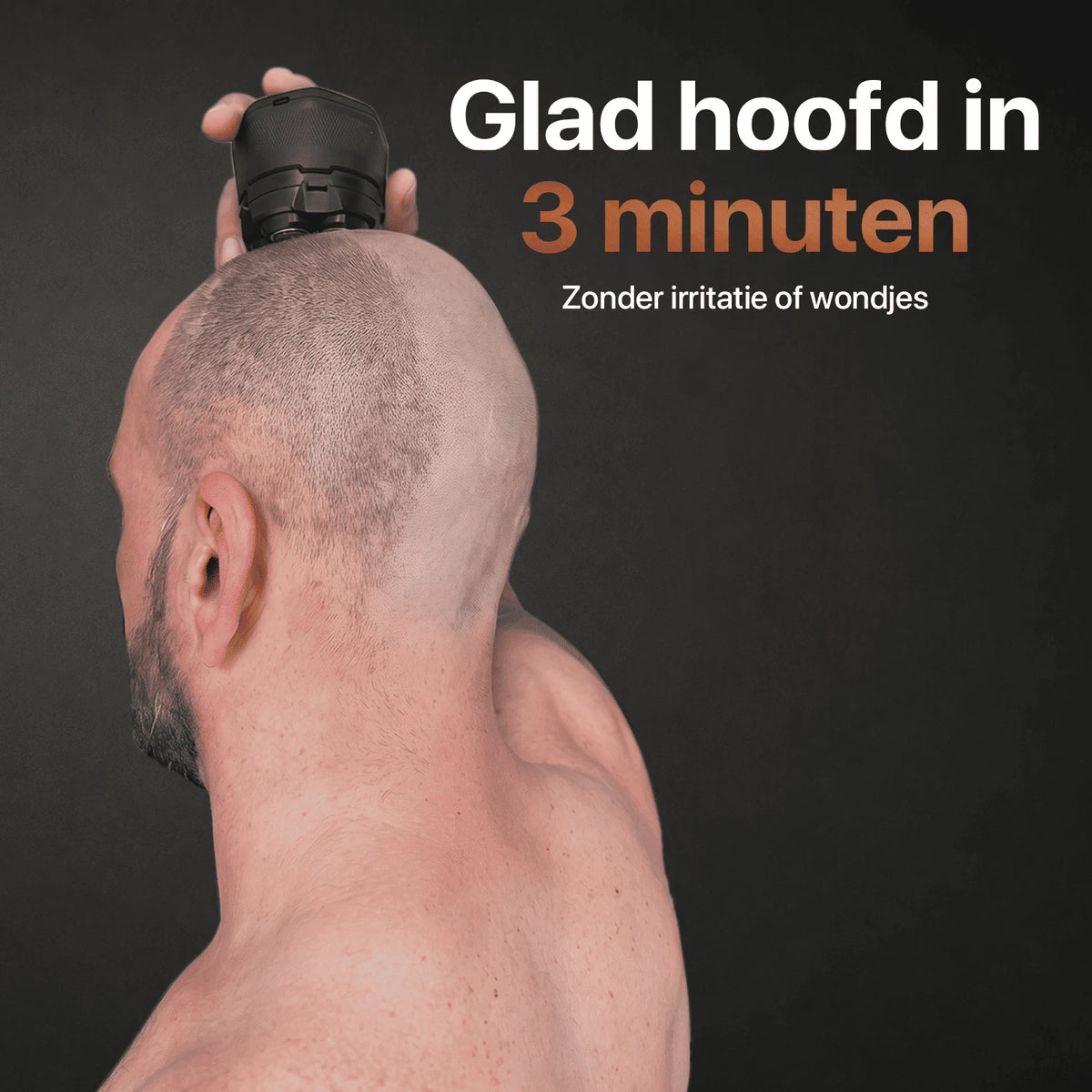Man scheert zijn hoofd glad met de Skull Master Mini