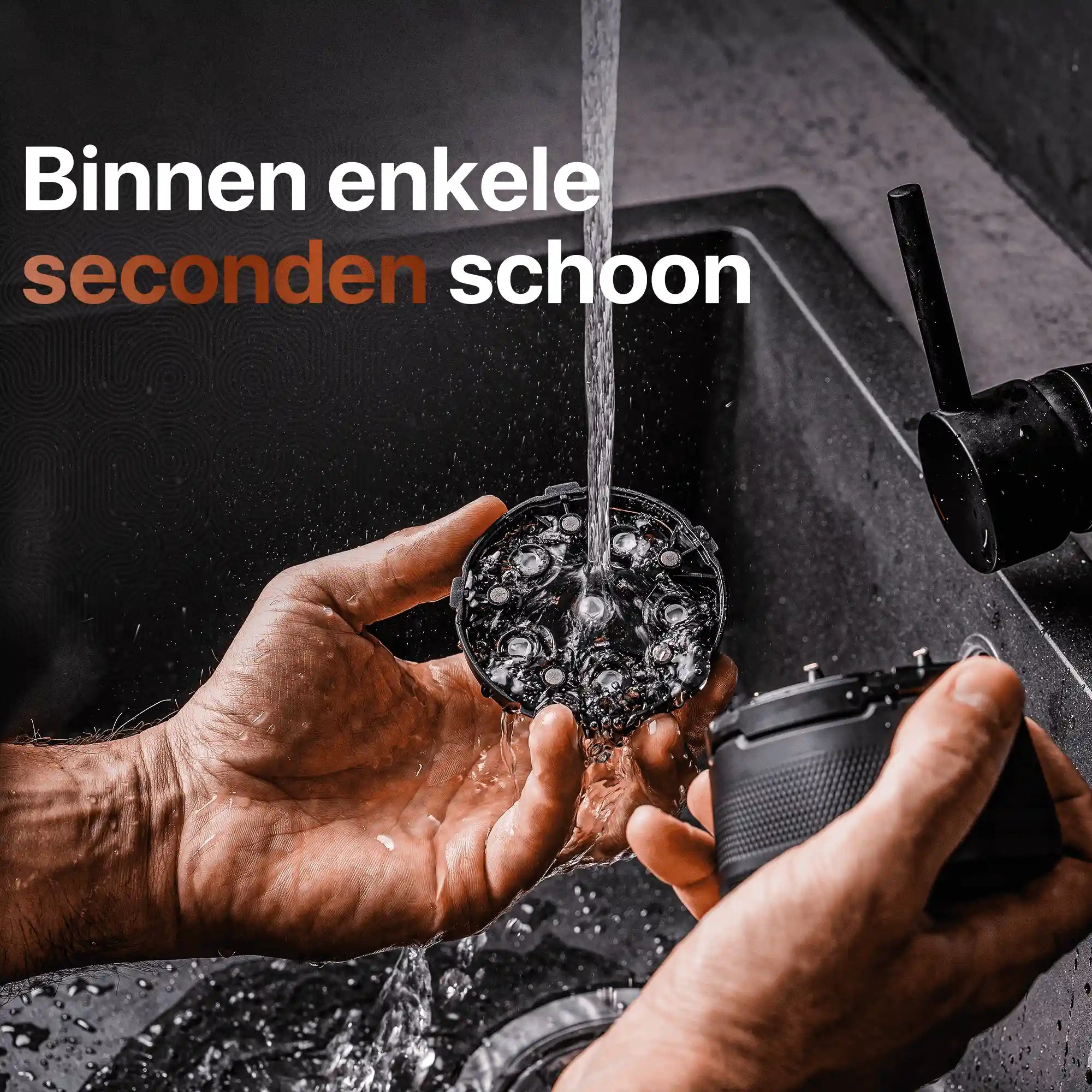 Scheerkop van Skull Master Mini wordt onder stromend water afgespoeld