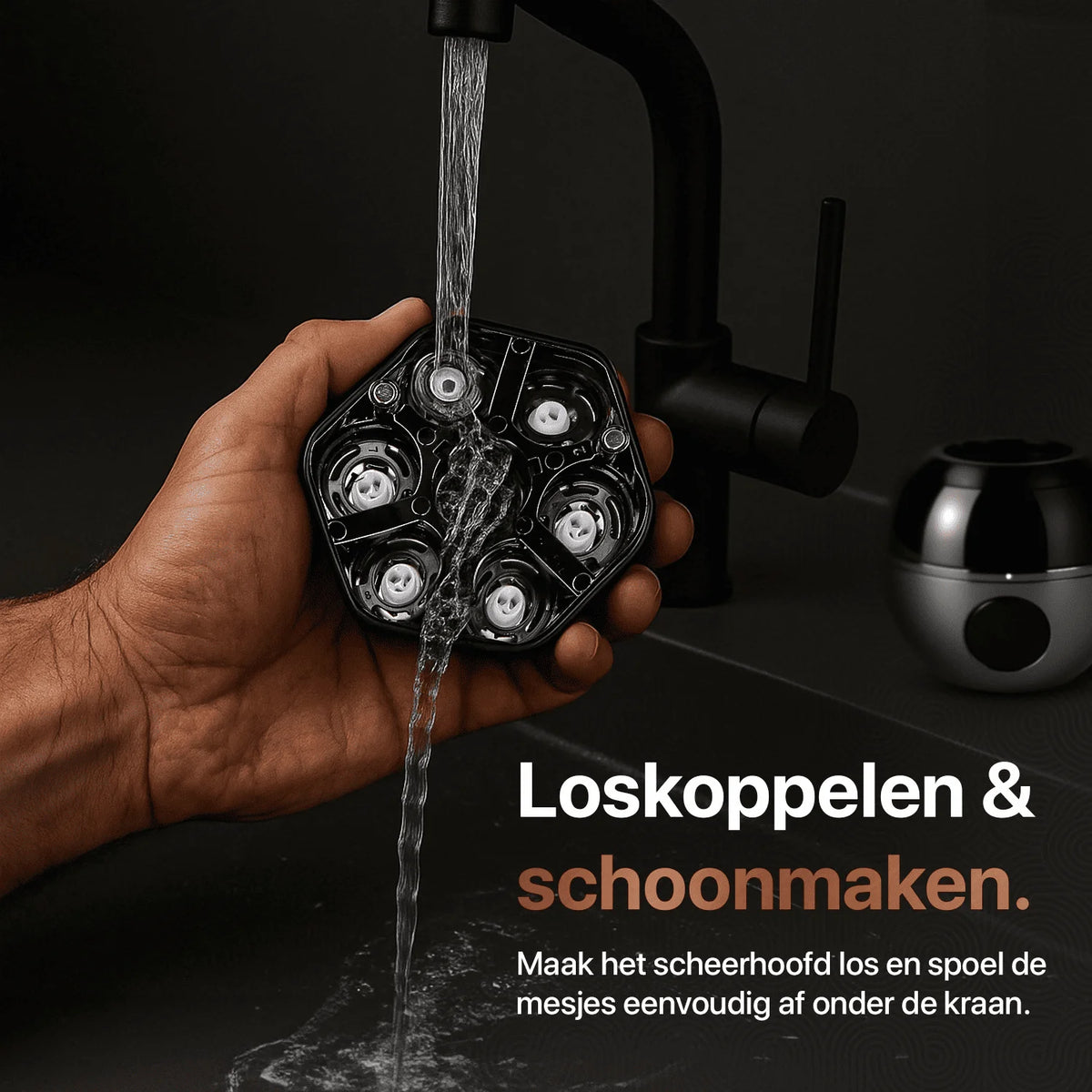 Skull Master Pro scheerkop wordt onder stromend water schoongemaakt