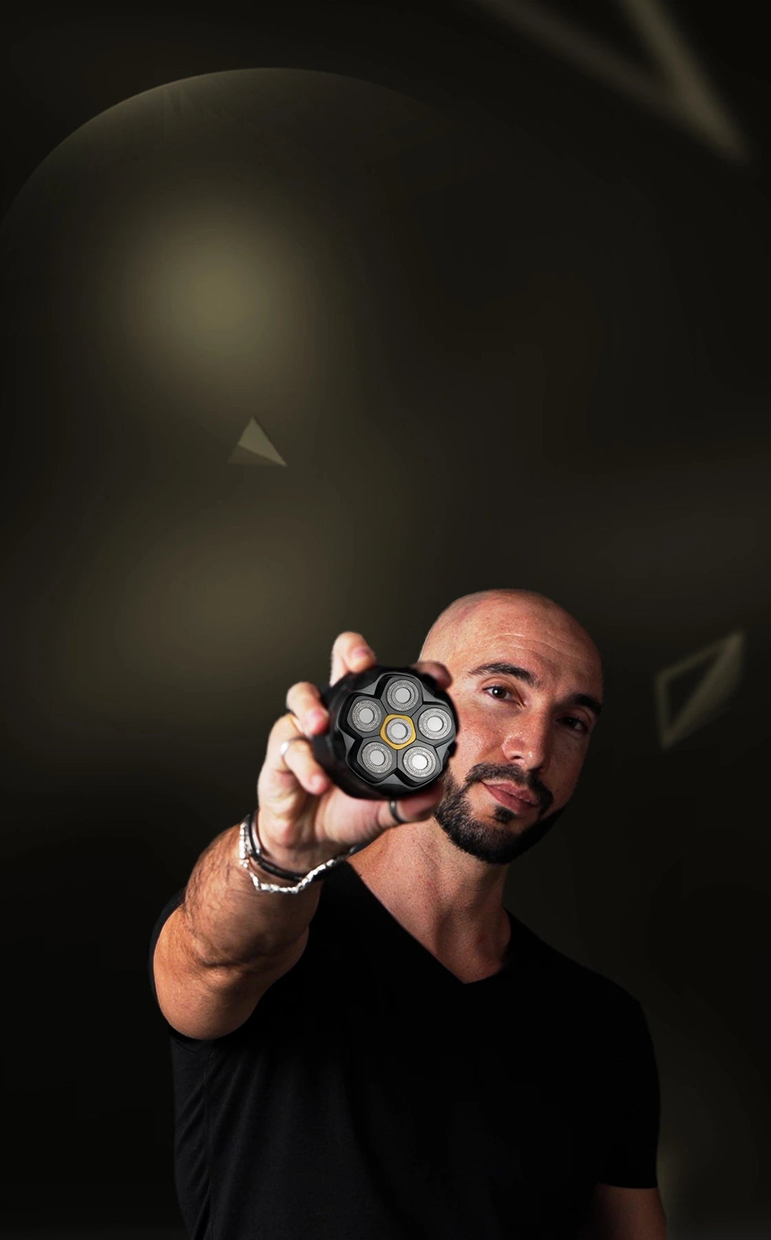 Man toont Skull Master met zeven scheerkoppen in brede banner