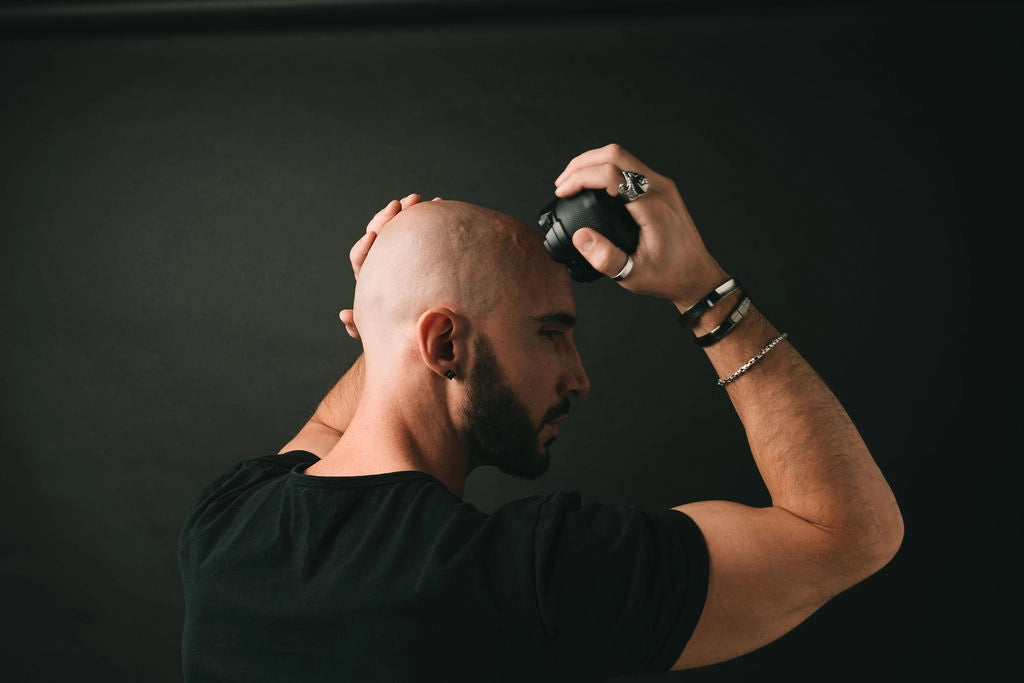 Man scheert zijn hoofd zelf met de Skull Master