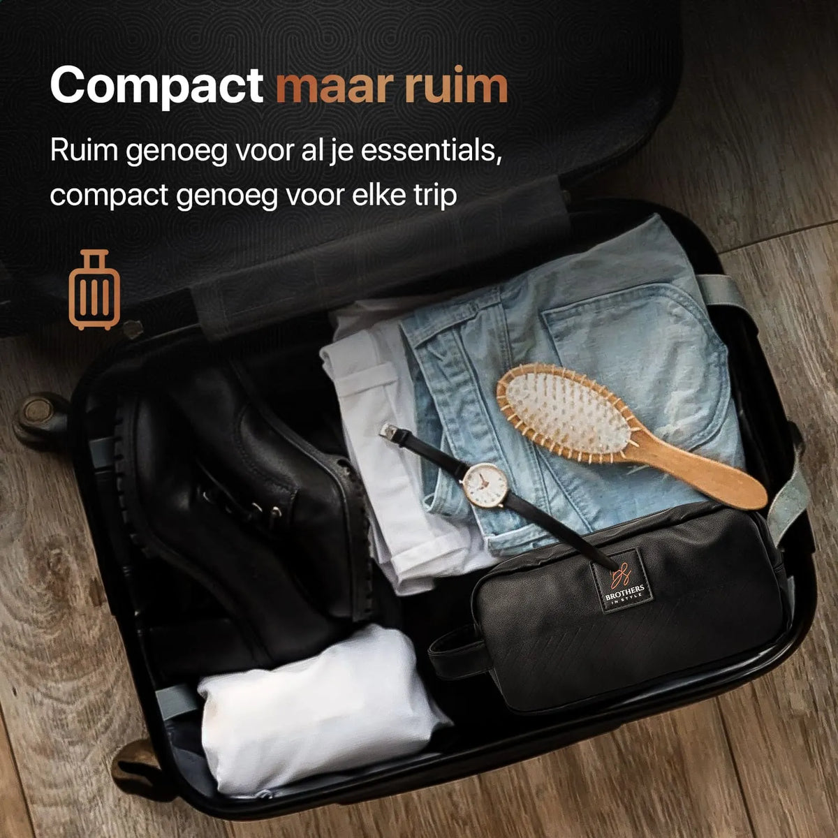 Compacte toilettas in geopende koffer met kleding en reisessentials