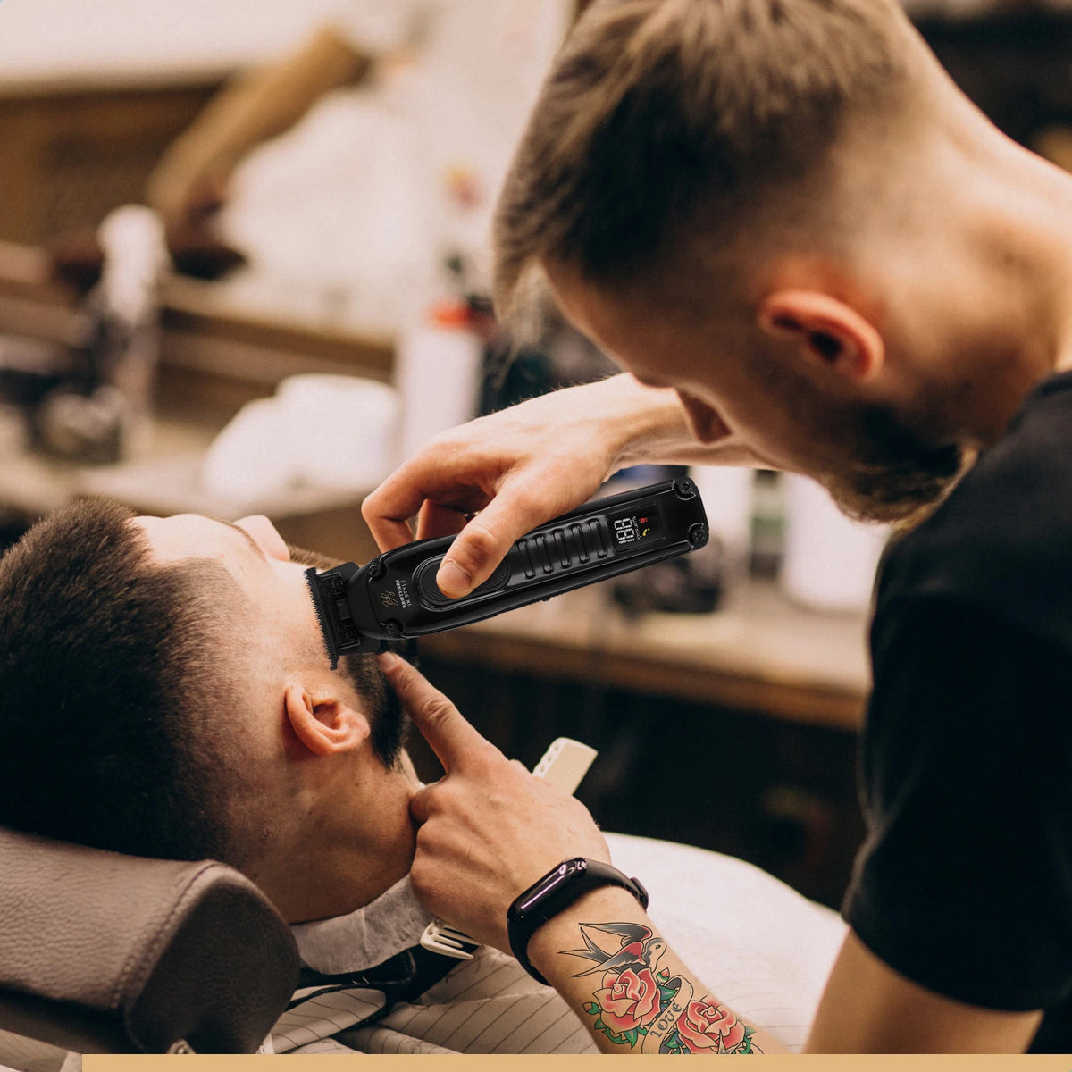 Tondeuse creëert een strakke haarlijn tijdens een professionele knipbeurt