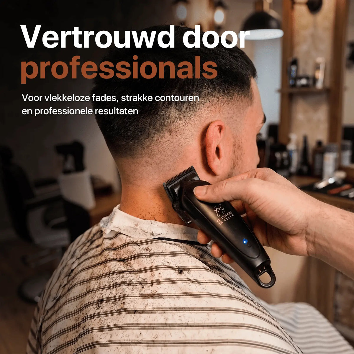 Barber gebruikt Viking Blade tondeuse voor een strakke professionele nekfade.