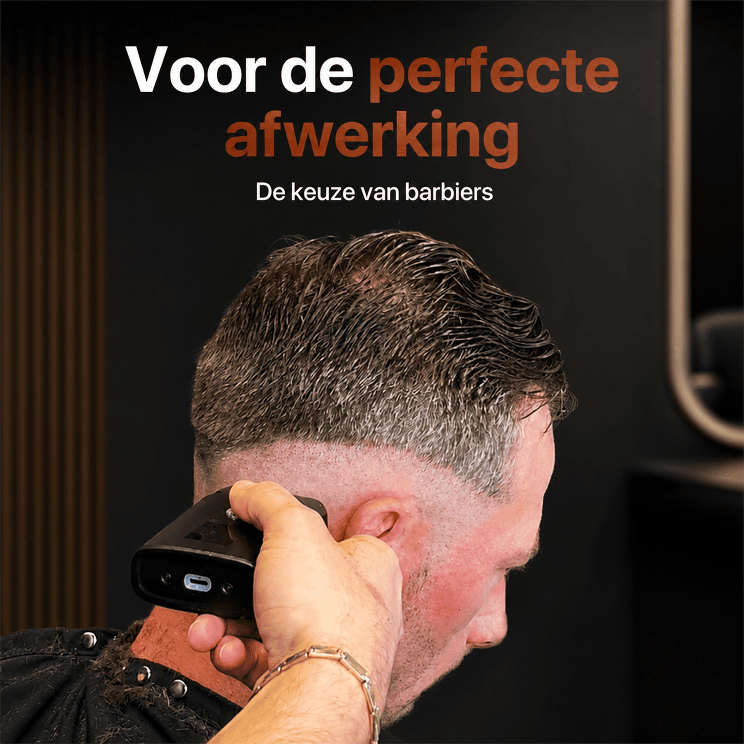 Kapper werkt een fade strak af met de triple blade Foil Shaver.