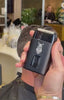 Barbier gebruikt de Triple Blade Foil Shaver om de onderkant van een fade glad en strak af te werken.