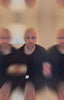 Man met kaalgeschoren hoofd houdt de Skull Master omhoog tijdens een klantervaring over hoofdscheren.