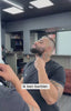 Video waarin een man zijn halslijn en baardcontour strak bijwerkt met een baardtrimmer.