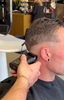 Kapper gebruikt Triple Blade Foil Shaver voor fade