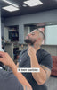 Barbier trimt zijn eigen baard en werkt zijn contouren strak af met de Viking Precision baardtrimmer