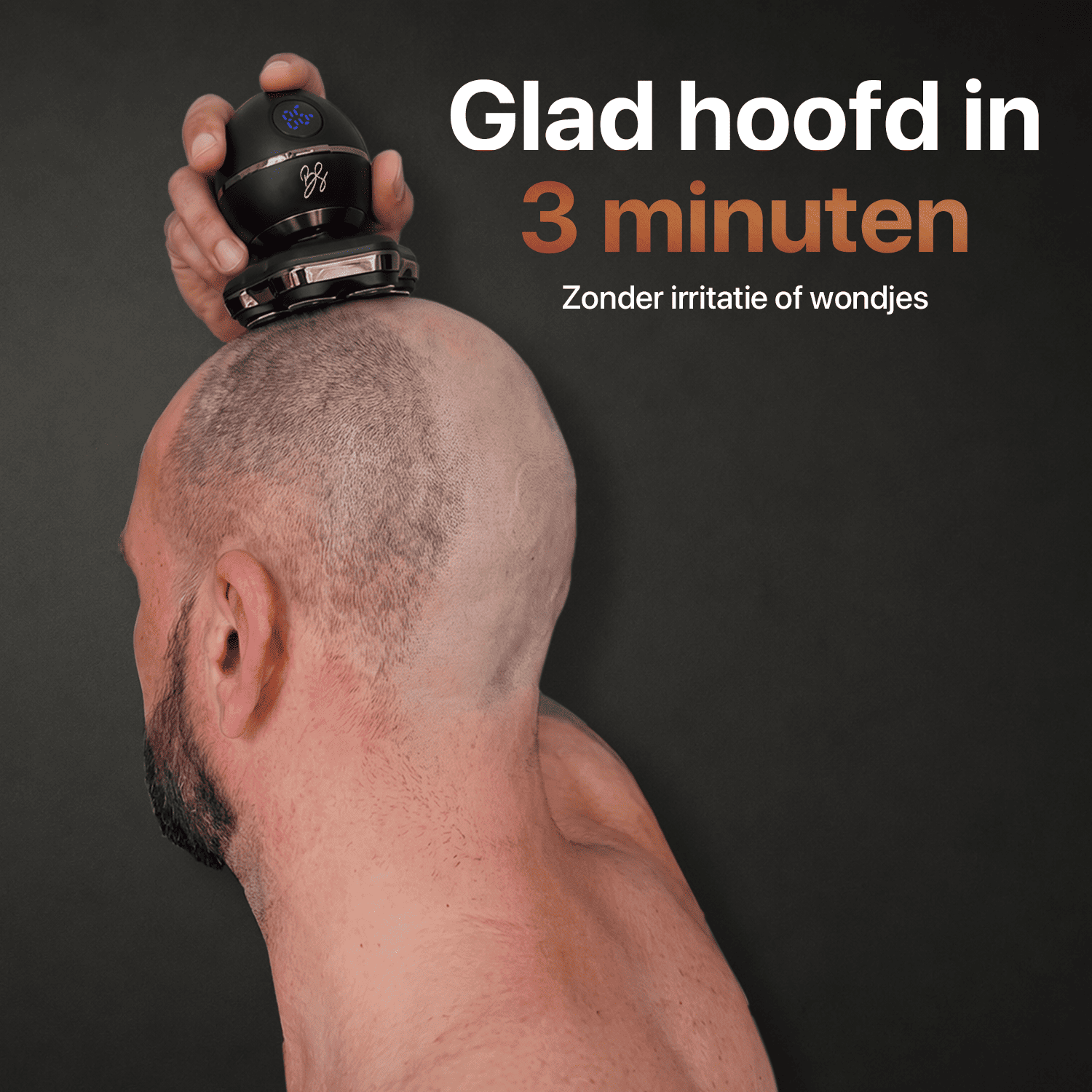 Man rasiert seinen Kopf glatt mit dem Skull Master